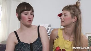 Geile deutsche Blondine verwöhnt Freundin mit großem Toy