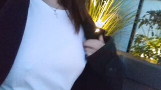 【屋上露出】近くに人がいても我慢できずに露出しちゃう