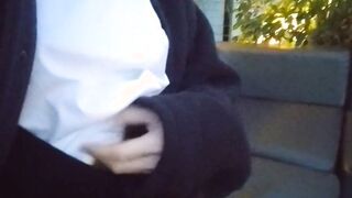 【屋上露出】近くに人がいても我慢できずに露出しちゃう