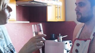 Вкусный завтрак возбудил девушку, и она отблагодарила сочным минетом