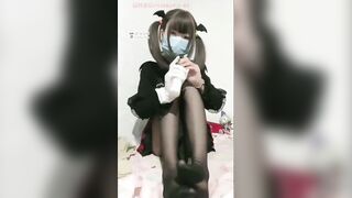 献妻淫妻的绿帽子奴们来给本公主磕头 18岁女王的恋足调教 真人出镜ASMR