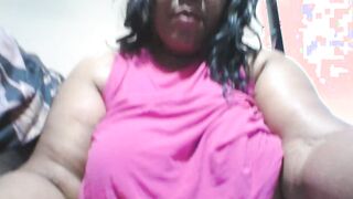 Turned On BBW MILFrubs clitoris til she squirts and drips