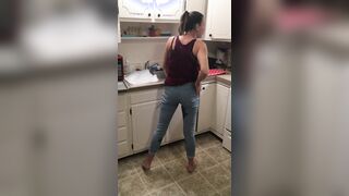 RachelHH22 Peeing into leggings while doing dishes and smoking
