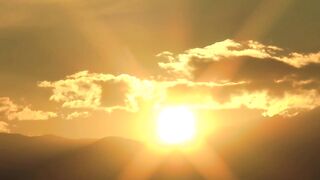 彼女の母親がエロ下着と中出しで彼氏を誘惑しはじめた　永野あかり