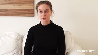 Luca zieht sich dann aus und masturbiert