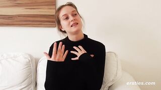 Luca zieht sich dann aus und masturbiert