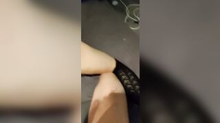 Je claque ses fesses avec ma ceinture et doigte sa chatte se soumise, elle adore ça en tenue de Noël