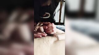 Mia moglie lo mette inside bocca per farlo diventare duro. Pompino veloce prima della scopata serale