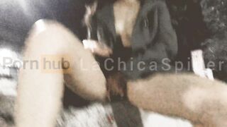 LaChicaSpider se masturba en un parque en la noche y se viene rico