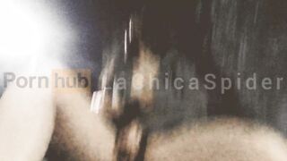 LaChicaSpider se masturba en un parque en la noche y se viene rico