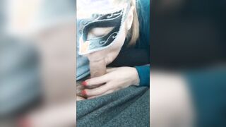 Troia bionda trovata su una strada mi fa un bel pompino con gola profonda into cambio di un passaggio