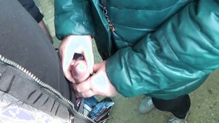 Замужняя милфа отсасывает в подъезде своему соседу