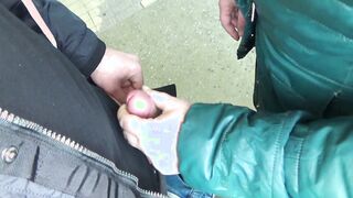 Замужняя милфа отсасывает в подъезде своему соседу