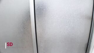 MY SISTER DISCOVERS ME SPYING HER INTO THE WC INTO
