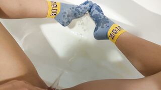 Аппетитная киска поливает ножки в носках. Писсинг