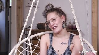 BONDAGE-affine Deutsche fesselt sich selber und penetriert ihre Muschi