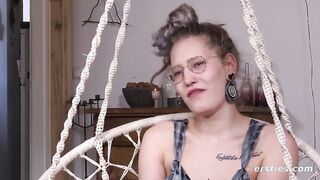 BONDAGE-affine Deutsche fesselt sich selber und penetriert ihre Muschi
