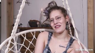 BONDAGE-affine Deutsche fesselt sich selber und penetriert ihre Muschi