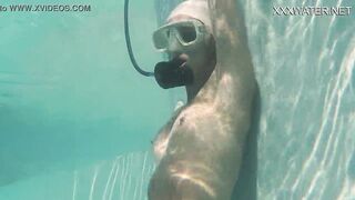 Lidia Skukoha masturbates into the swimming pool
