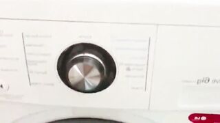 A pecorina into bagno con sborrata nella fica stretta