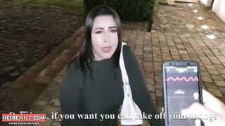 Er kontrolliert meinen Sex Vibrator in der Offentlichkeit