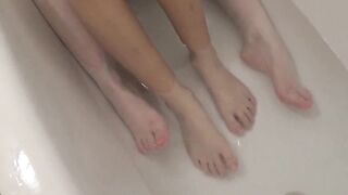 two Cutie lesbian 19 yo have sex in a tub
