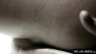 Filthy Hottie naked dark haired fingerbangs herself to an insane orgasm