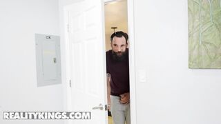 Banging sexy Babes (Nicole Kitt, Cali Caliente) Share A Long