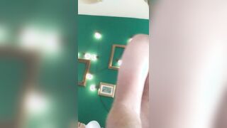 Deutsche Teenyschlampe wird von älterem Typen zum Orgasmus gewürgt und vollgespritzt