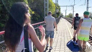 4 students get lost on the island and the chick