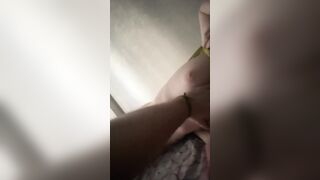 Утром трахнул блондинку раком и кончил на писю