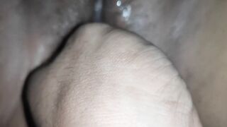 Pinasok ni kumpare ang limang daliri nya sa soak snatch ko