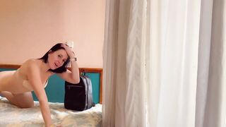 МАЛЫШКА БАЛУЕТСЯ ФИСТИНГОМ, КРУПНЫЙ ПЛАН, СМАЗКА, ЗОЛОТОЙ ДОЖДЬ И КОНЧА