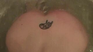 Interrupting her bath tub for an super sexy bj