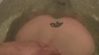 Interrupting her bath tub for an super sexy bj
