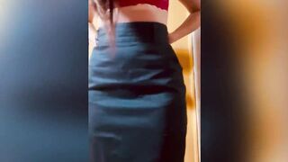 Beauty professor sends scene to her college girl