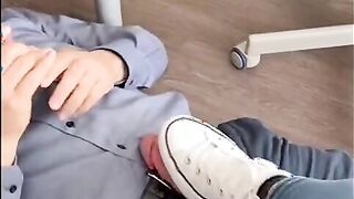 Reibe meine Converse am Schwanz, er liegt am Boden und kommt