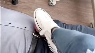 Reibe meine Converse am Schwanz, er liegt am Boden und kommt
