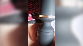 Carry Curves wichst mit fettem Toy - rote High Heels - voll auf die Möse gespritzt