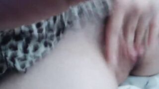 Branquinha magrinha se masturbando e ficando toda gozada