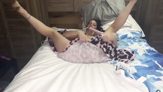 Pregnant Cougar Masturbating and squirting