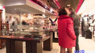 Poopea, young chinese, pounded into a love hotel into Paris