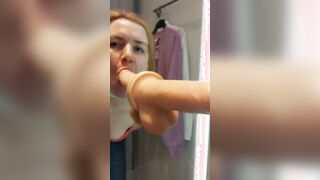извращенка ходит по примерочным и трахает себя на глазах у всех