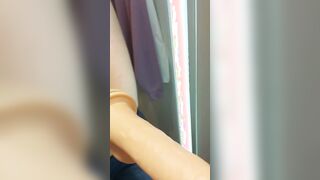 Извращенка ходит по примерочным и трахает себя на глазах у всех