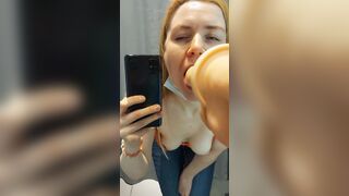 извращенка ходит по примерочным и трахает себя на глазах у всех