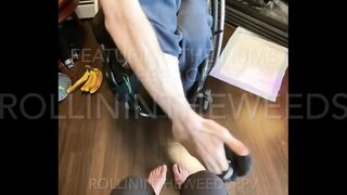 4 foot, two numb, smashing a bunch of bananas. Moneypedibaby features paraplegic into this stomp vid