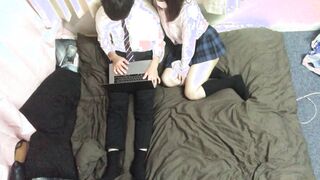 初めて家に彼女連れてきて一緒にAV鑑賞してたらお互いムラムラしてきてそのままSEXに発展した高◯生カップル。【ハメ撮り】