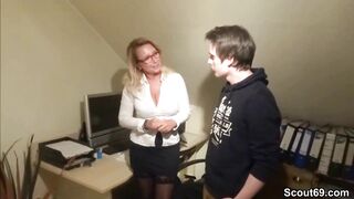 Chefin fickt den Jungen Azubi mit dem MEGA Schwanz