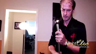 Sklavin bekommt tiefen Kehlenfick mit Finger im Arsch