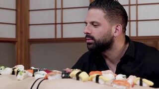 Entre 2 sushi gang bang avec jeune japonaise anus serre